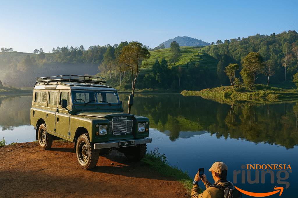 Jeep melintasi jalur berlumpur ringan Puncak