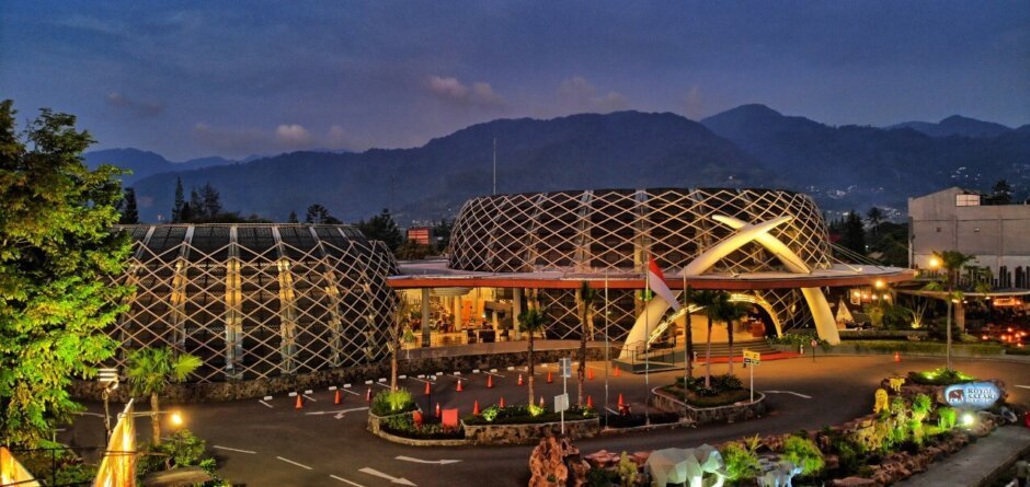 "Hotel Royal Safari Garden Puncak dengan pemandangan alam indah"