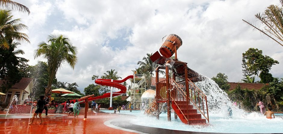"Waterpark dan wahana rekreasi keluarga di Royal Safari Garden Puncak"