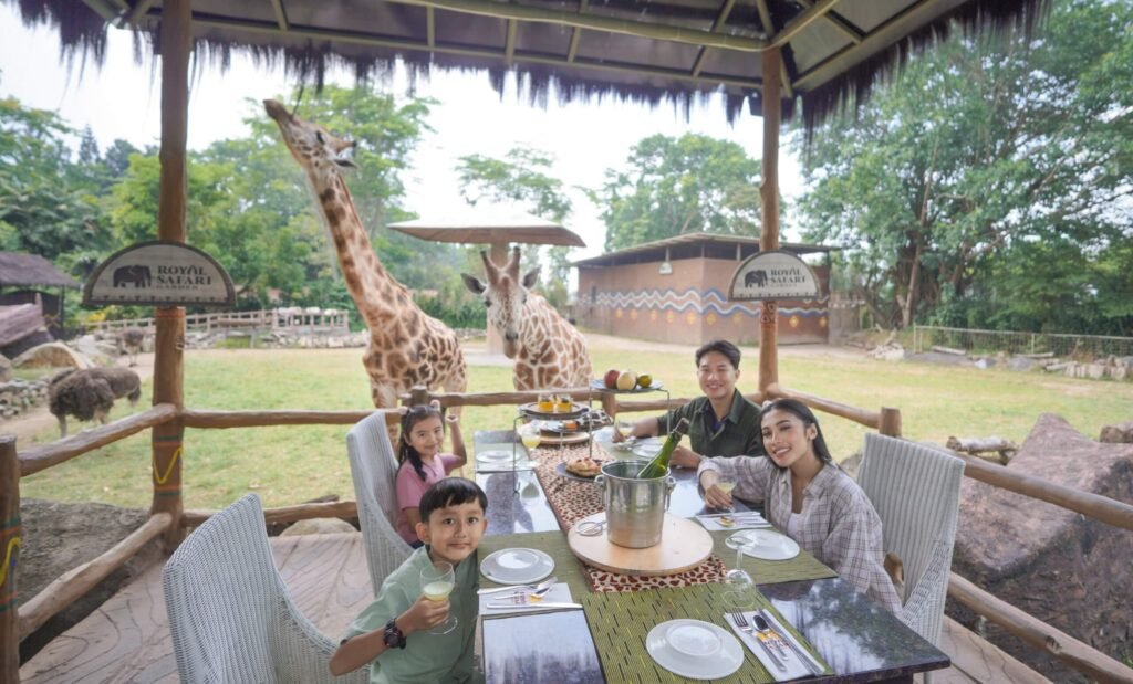 Royal Safari Garden konsep resort dengan memiliki kebun binatang