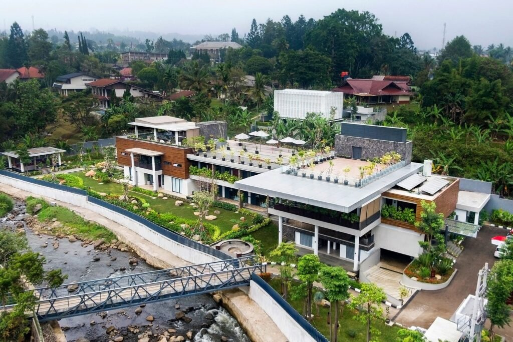 "Pemandangan Gunung dari Teras Bhumi Puncak"